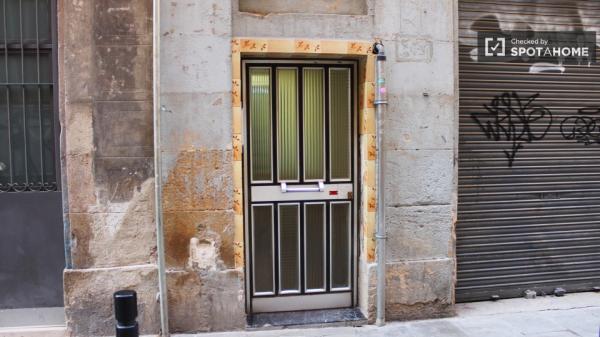 Habitación amueblada en piso compartido en El Raval, Barcelona