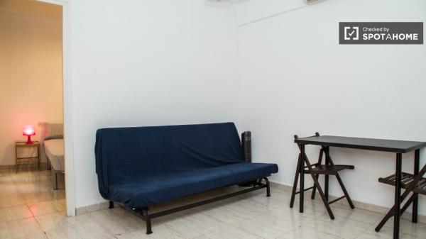 Dekoriertes Zimmer in einer Wohngemeinschaft in El Raval, Barcelona