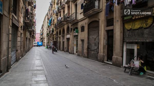 Dekoriertes Zimmer in einer Wohngemeinschaft in El Raval, Barcelona