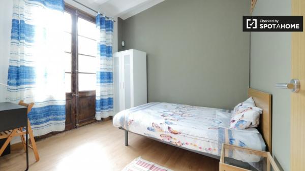 Encantadora habitación en apartamento de 3 dormitorios en El Raval, Barcelona