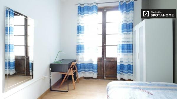 Encantadora habitación en apartamento de 3 dormitorios en El Raval, Barcelona