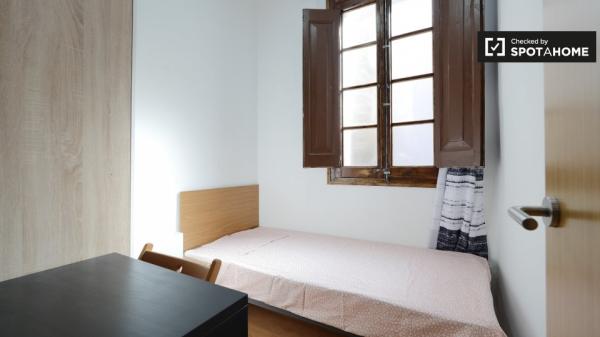 Encantadora habitación en apartamento de 3 dormitorios en El Raval, Barcelona