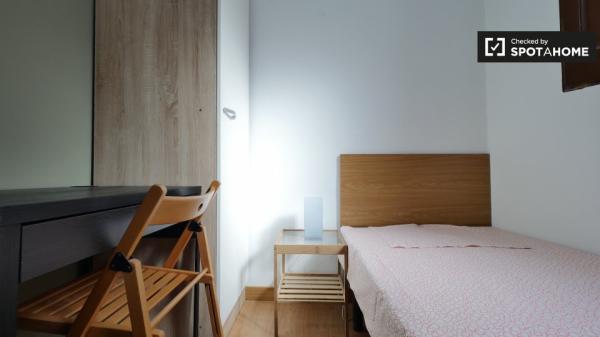 Encantadora habitación en apartamento de 3 dormitorios en El Raval, Barcelona