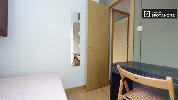 Encantadora habitación en apartamento de 3 dormitorios en El Raval, Barcelona