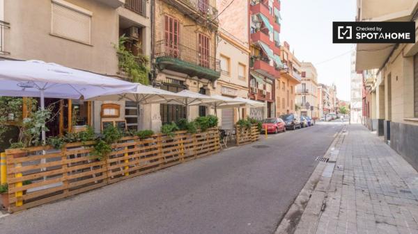 Se alquila habitación en piso de 4 dormitorios en Barcelona