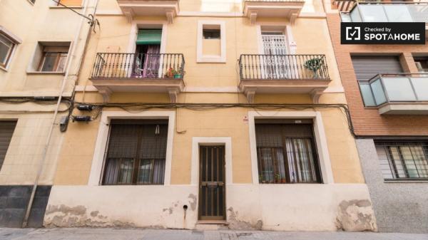 Se alquila habitación en piso de 4 dormitorios en Barcelona