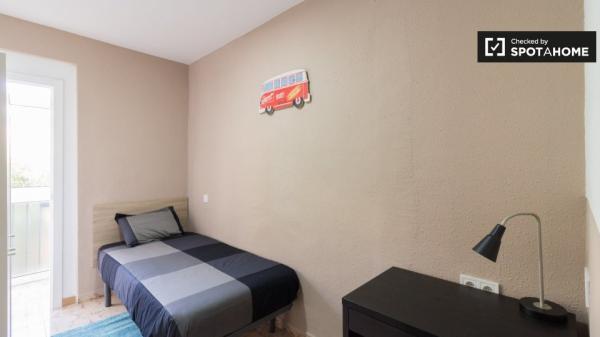 Se alquila habitación en piso de 4 dormitorios en Barcelona