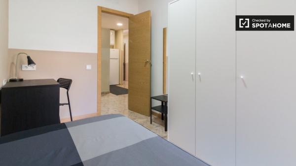 Se alquila habitación en piso de 4 dormitorios en Barcelona