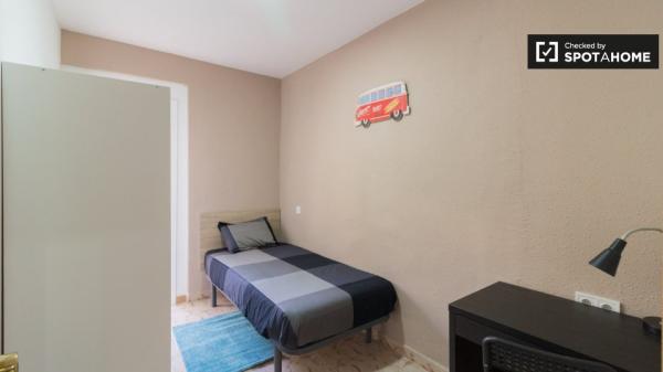 Room for rent in 4-bedroom apartment in Barcelona