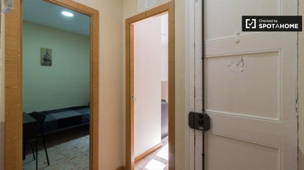 Se alquila habitación en piso de 4 dormitorios en Barcelona