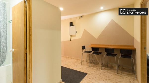 Room for rent in 4-bedroom apartment in Barcelona