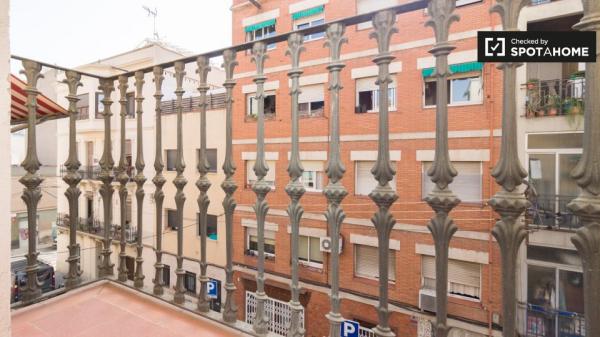 Se alquila habitación en piso de 4 dormitorios en Barcelona