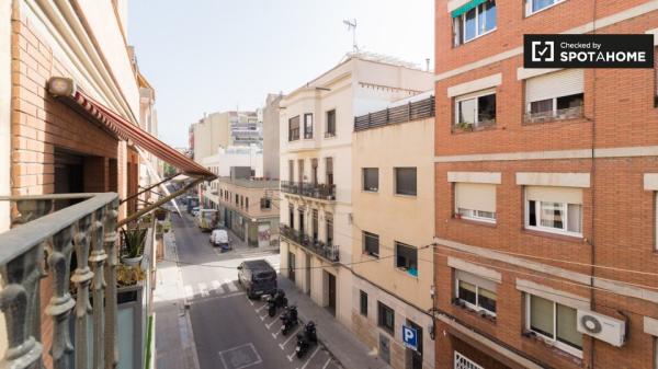 Room for rent in 4-bedroom apartment in Barcelona