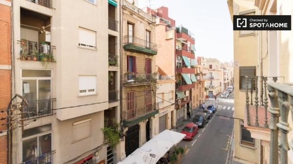 Room for rent in 4-bedroom apartment in Barcelona