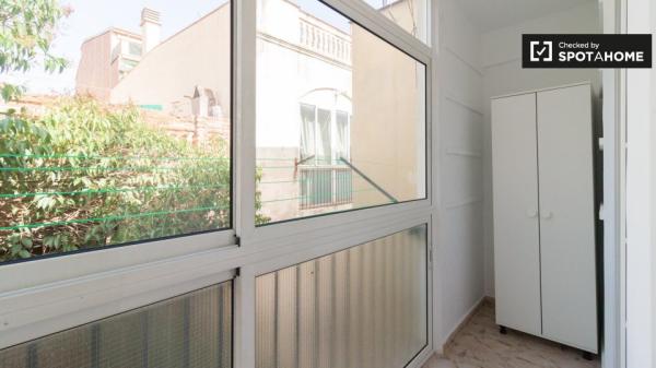 Room for rent in 4-bedroom apartment in Barcelona