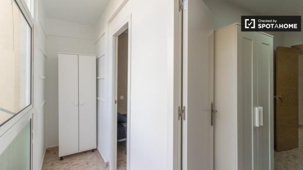 Se alquila habitación en piso de 4 dormitorios en Barcelona