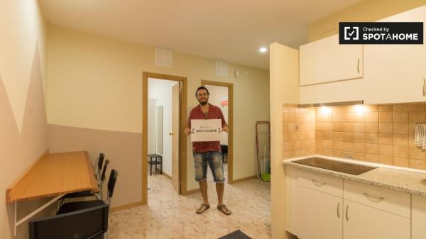 Room for rent in 4-bedroom apartment in Barcelona