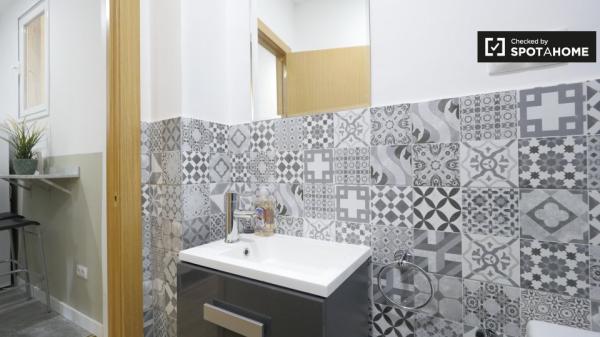 Se alquila habitación en piso de 4 dormitorios en El Raval, Barcelona