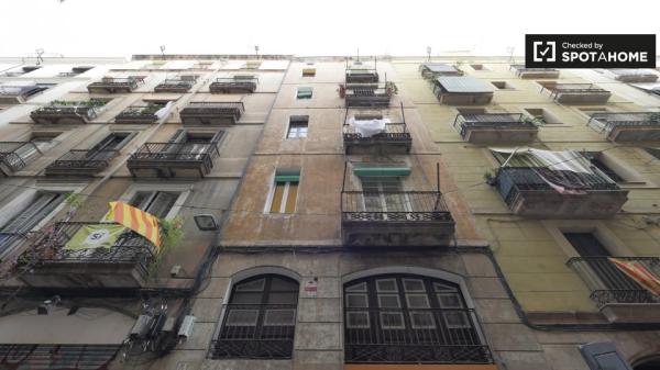 Se alquila habitación en piso de 4 dormitorios en El Raval, Barcelona