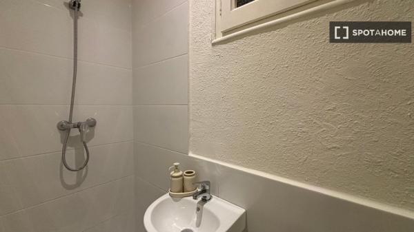 Habitación en piso compartido en barcelona.