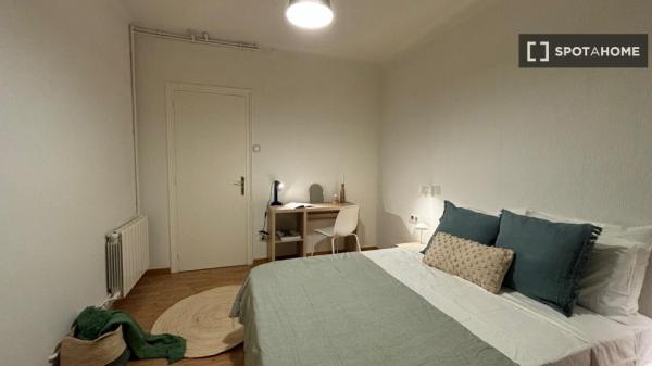 Habitación en piso compartido en barcelona.