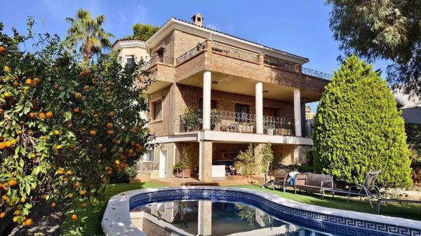 Casa independiente en calle de los Almendros