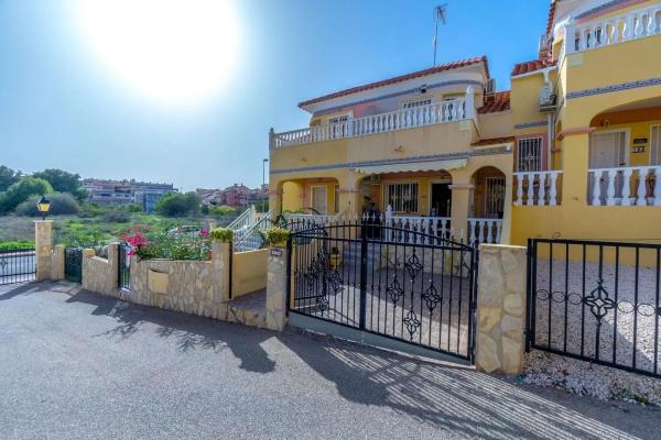 Chalet pareado en calle Bolivia