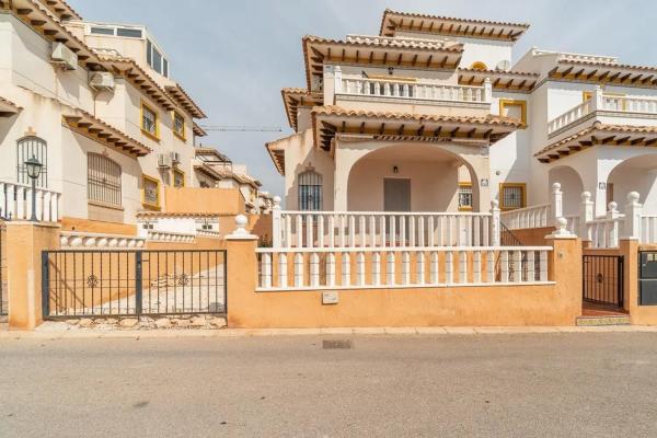 Chalet adosado en calle Castillo de la Torre Grosa, 2