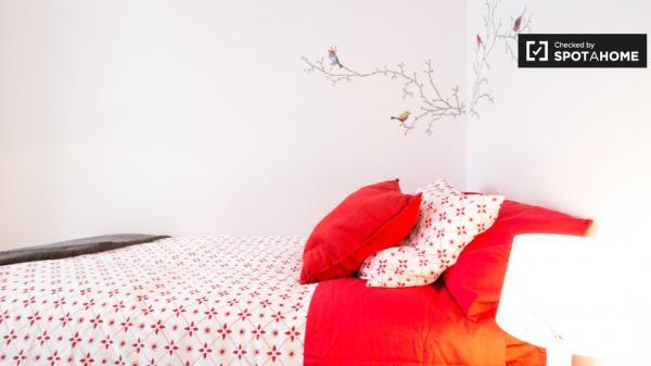 Sunny room in 4-bedroom apartment, Bilbao la Vieja, Bilbao