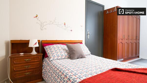 Sunny room in 4-bedroom apartment, Bilbao la Vieja, Bilbao