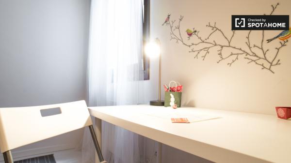 Sunny room in 4-bedroom apartment, Bilbao la Vieja, Bilbao