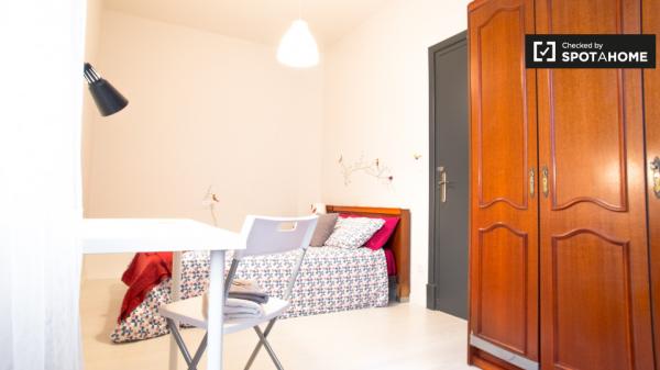 Sunny room in 4-bedroom apartment, Bilbao la Vieja, Bilbao