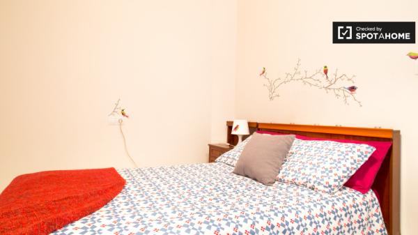 Sunny room in 4-bedroom apartment, Bilbao la Vieja, Bilbao