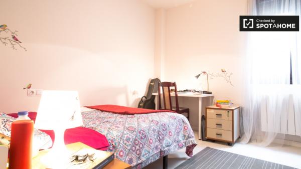 Sunny room in 4-bedroom apartment, Bilbao la Vieja, Bilbao