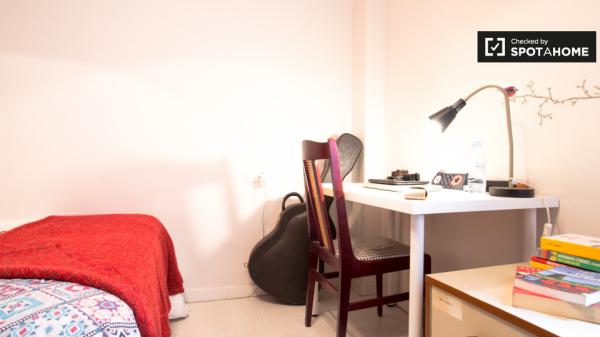 Sunny room in 4-bedroom apartment, Bilbao la Vieja, Bilbao