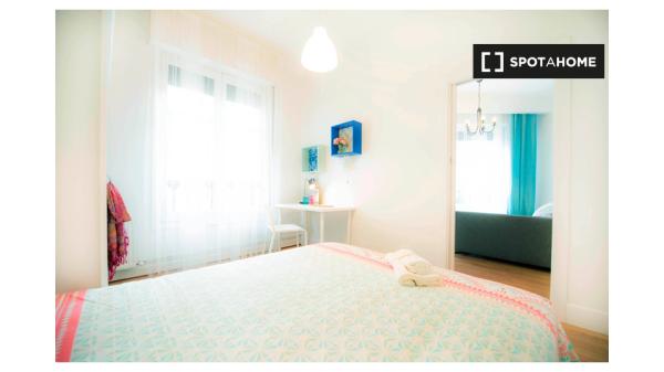 Helles Zimmer in 5-Schlafzimmer-Wohnung in Indautxu, Bilbao