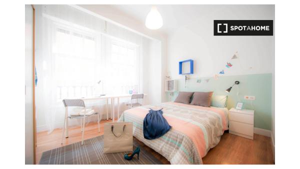 Quarto luminoso em apartamento de 5 quartos em Indautxu, Bilbao