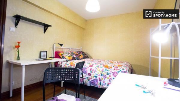 Ample room in 3-bedroom apartment in Uribarri, Bilbao