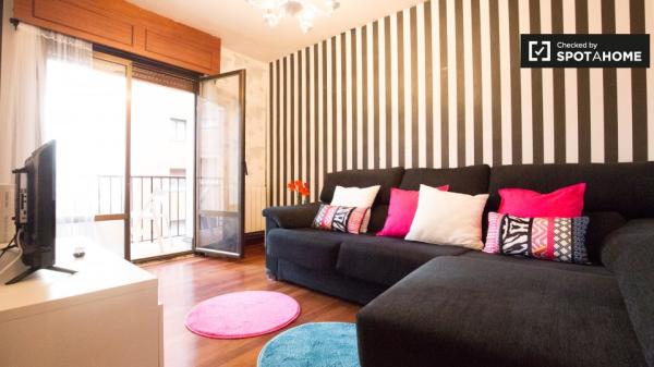 Ample room in 3-bedroom apartment in Uribarri, Bilbao