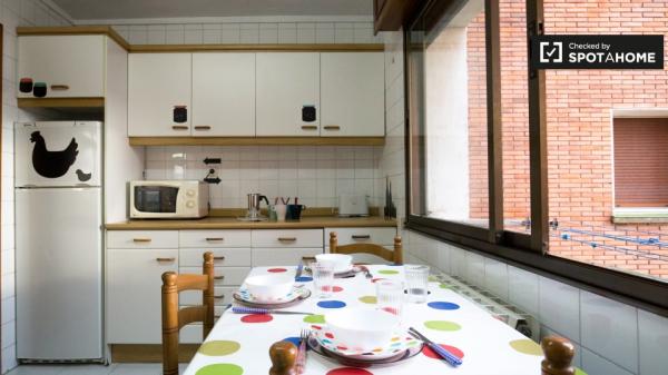 Ample room in 3-bedroom apartment in Uribarri, Bilbao