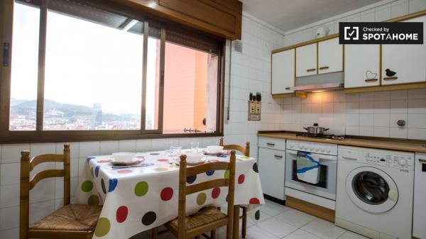 Ample room in 3-bedroom apartment in Uribarri, Bilbao