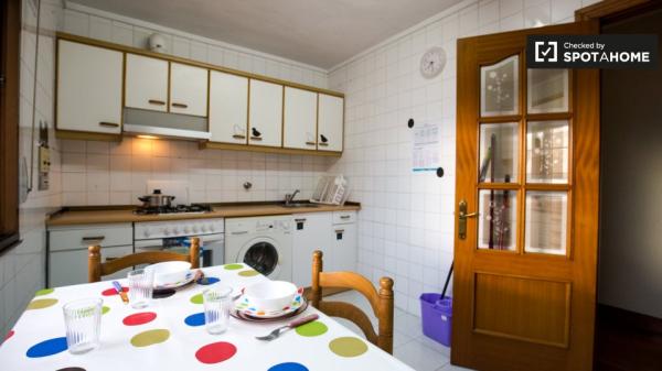 Ample room in 3-bedroom apartment in Uribarri, Bilbao