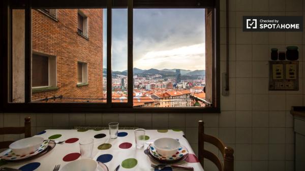 Ample room in 3-bedroom apartment in Uribarri, Bilbao