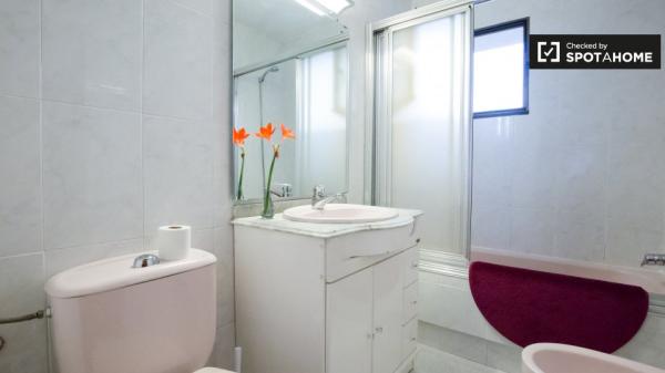 Ample room in 3-bedroom apartment in Uribarri, Bilbao