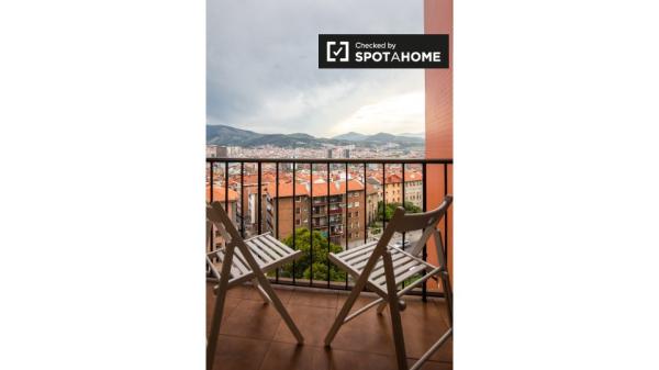 Ample room in 3-bedroom apartment in Uribarri, Bilbao