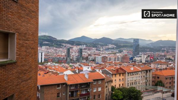 Ample room in 3-bedroom apartment in Uribarri, Bilbao