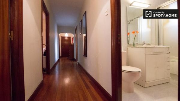 Ample room in 3-bedroom apartment in Uribarri, Bilbao