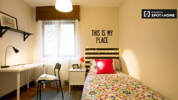 Ample room in 3-bedroom apartment in Uribarri, Bilbao