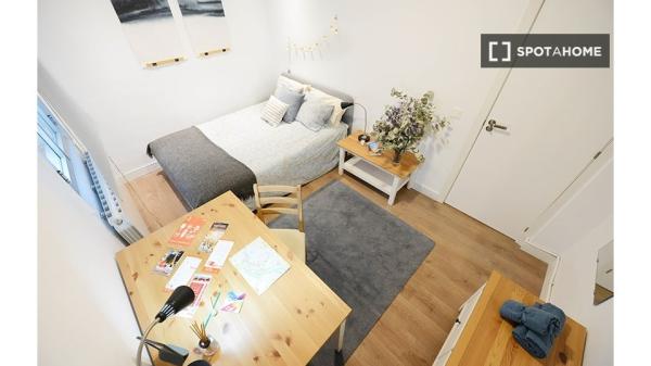 Habitación en piso compartido en Bilbao con balcón privado