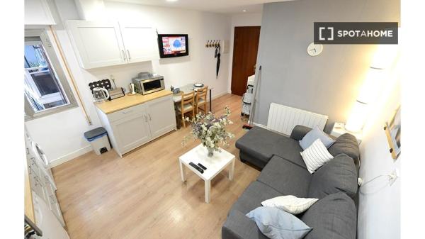 Habitación en piso compartido en Bilbao con balcón privado